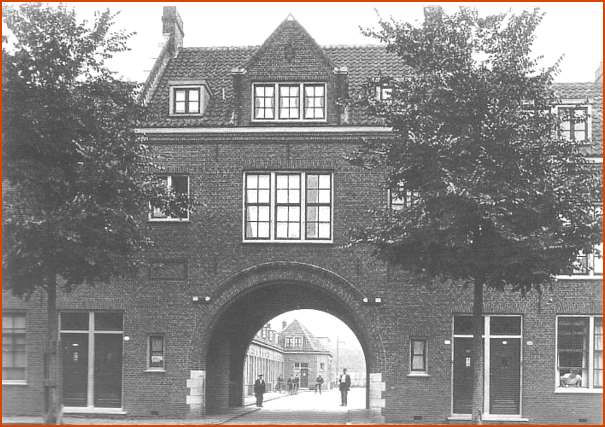 Dubbeldamseweg Zuid, entree Stichting Woningzorg, ca 1916.