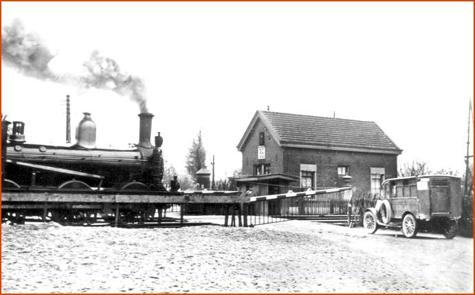 Dubbeldamseweg Zuid, tweede spoorwegovergang, ca. 1930.